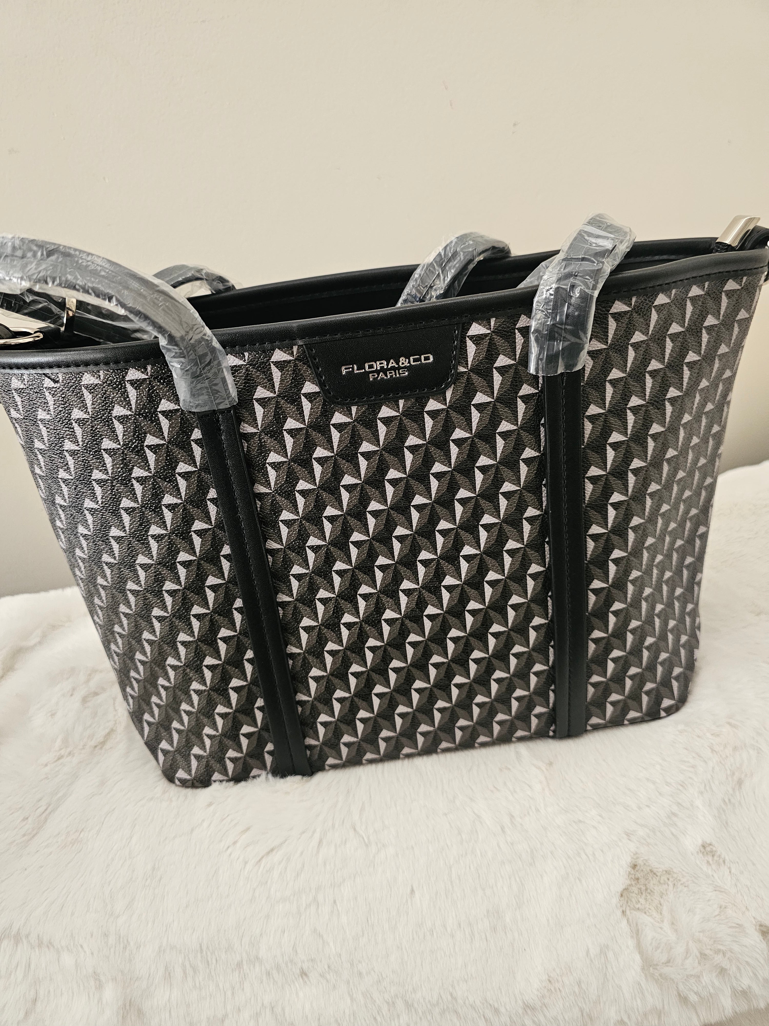 Sac épaule fermeture zippé 2 poches  intérieure hauteur 18cm longueur 35cm