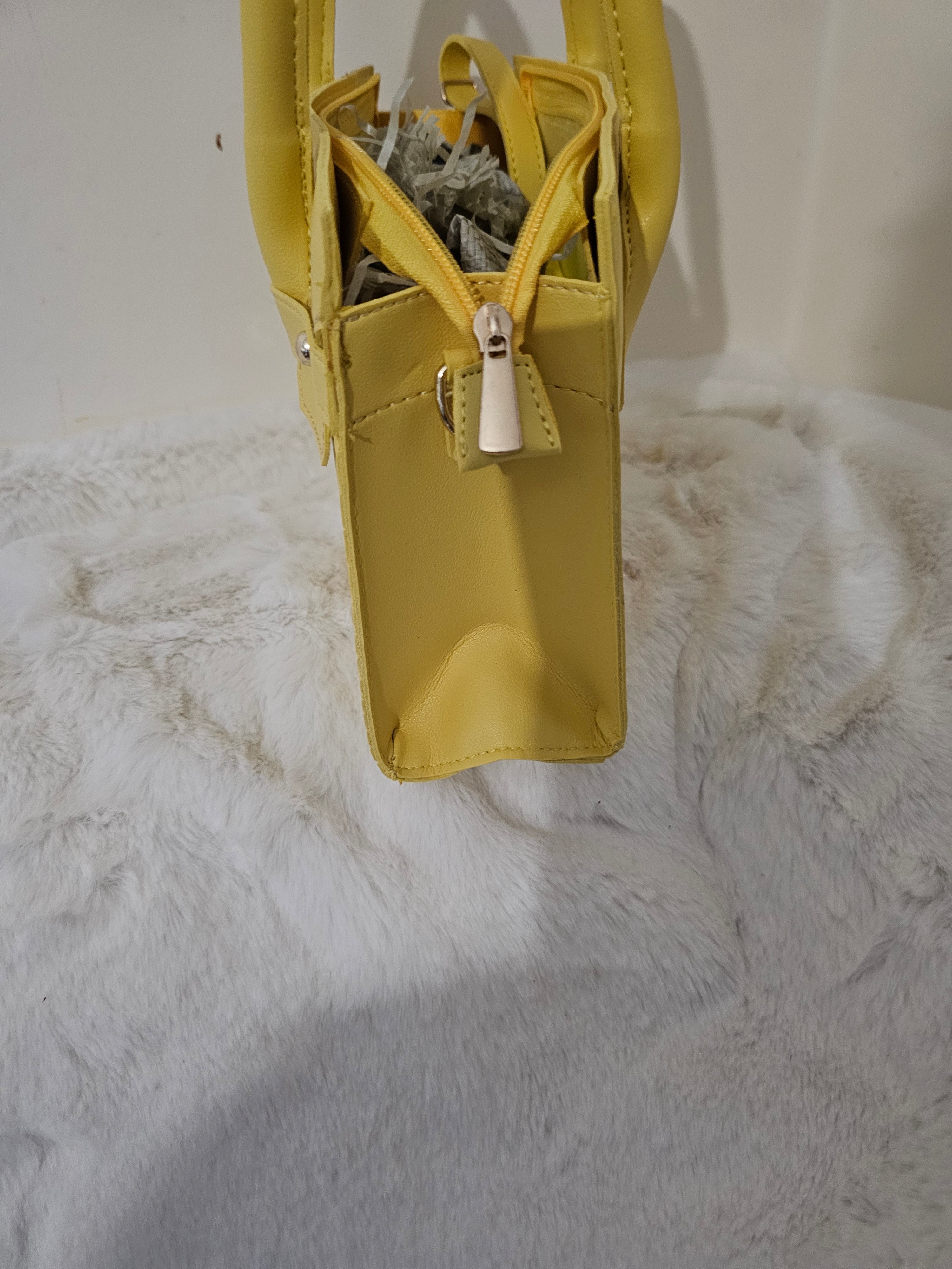 Petit sac jaune à main chic et pratique