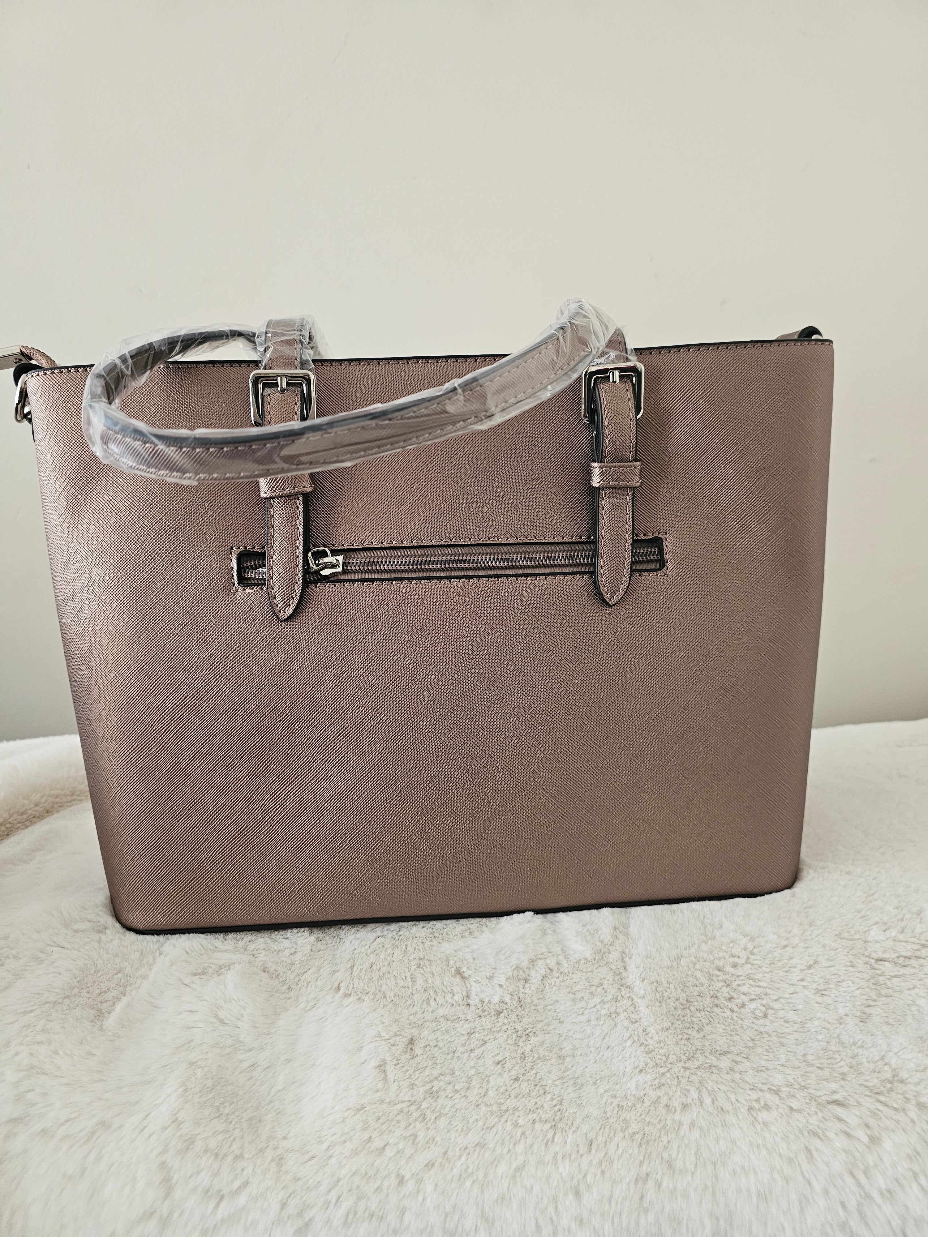 Sac épaule avec fermeture zippé hauteur 22cm longueur 34 deux poches intérieure avec fermeture