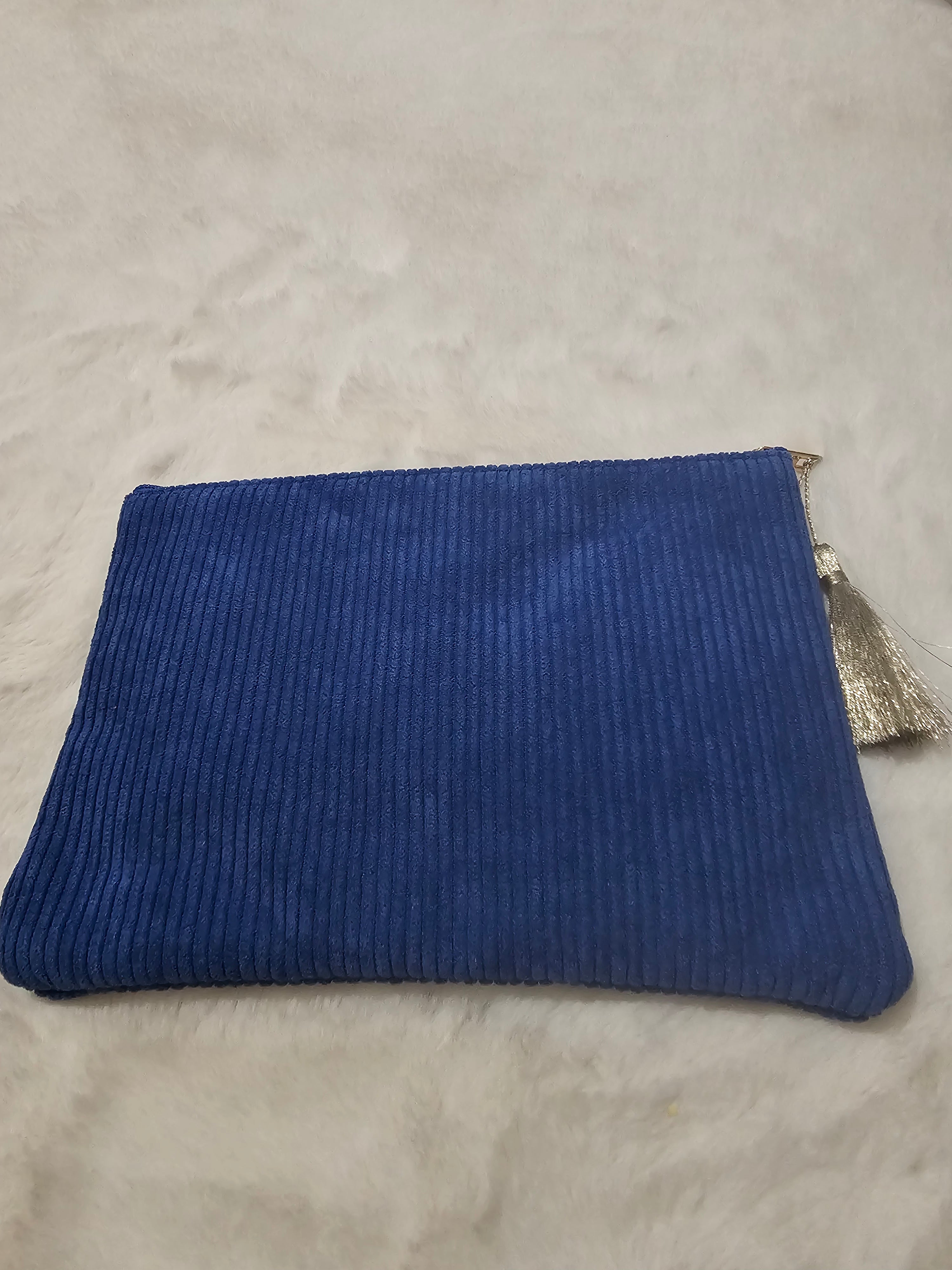 100% velours fermeture zippé longueur 14 cm largeur 20 cm couleur bleu