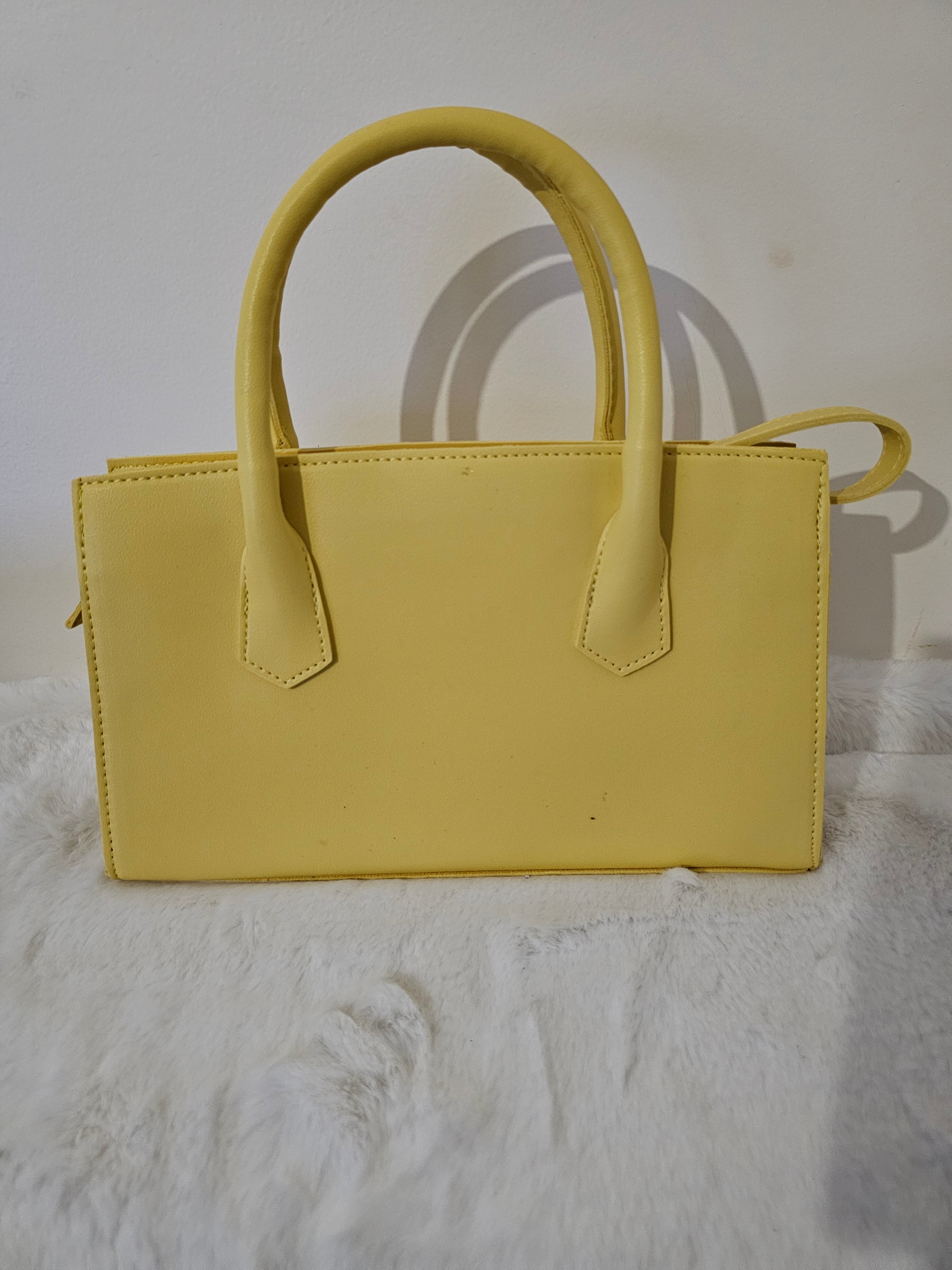 Petit sac jaune à main chic et pratique