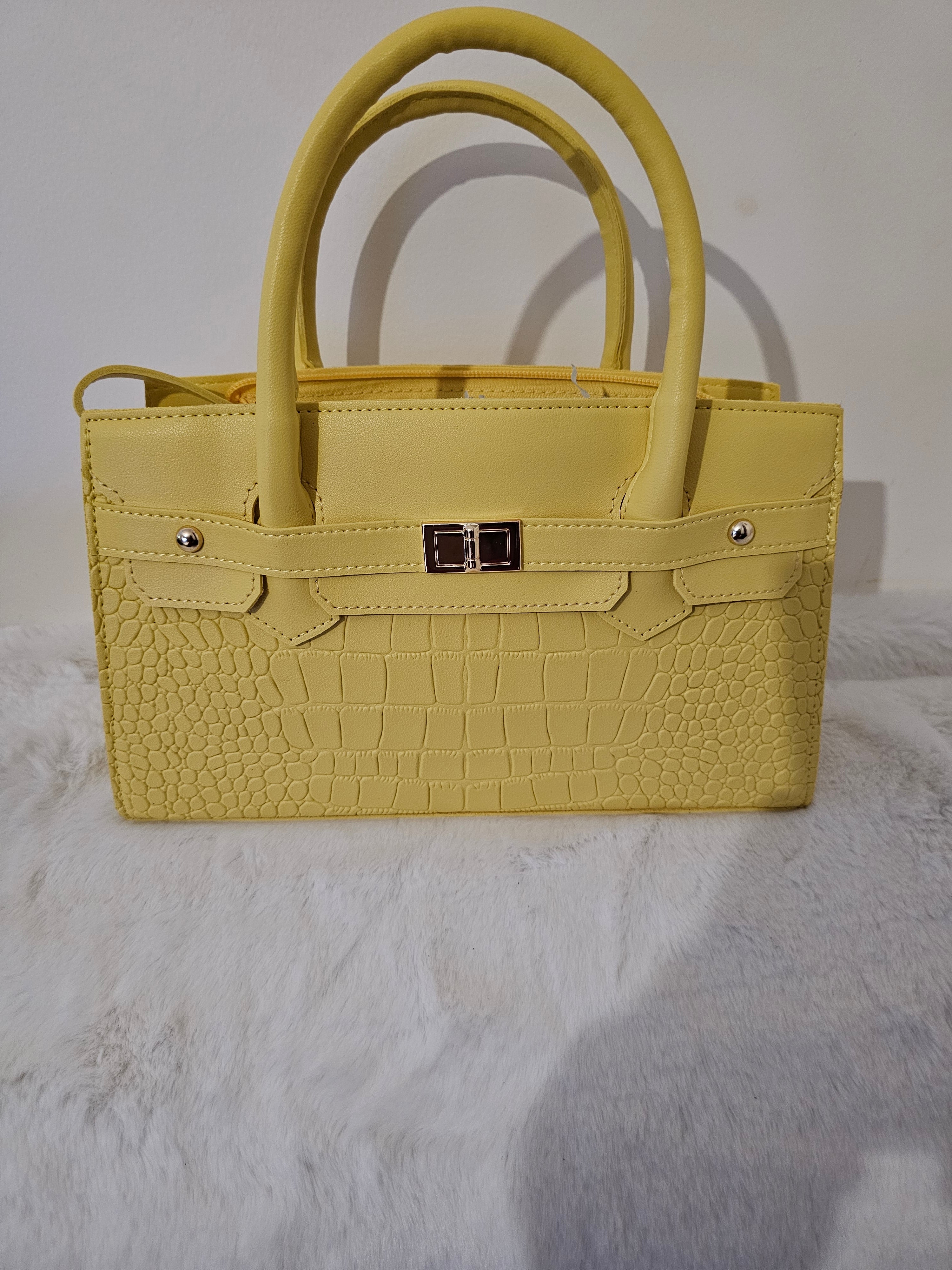 Petit sac jaune à main chic et pratique