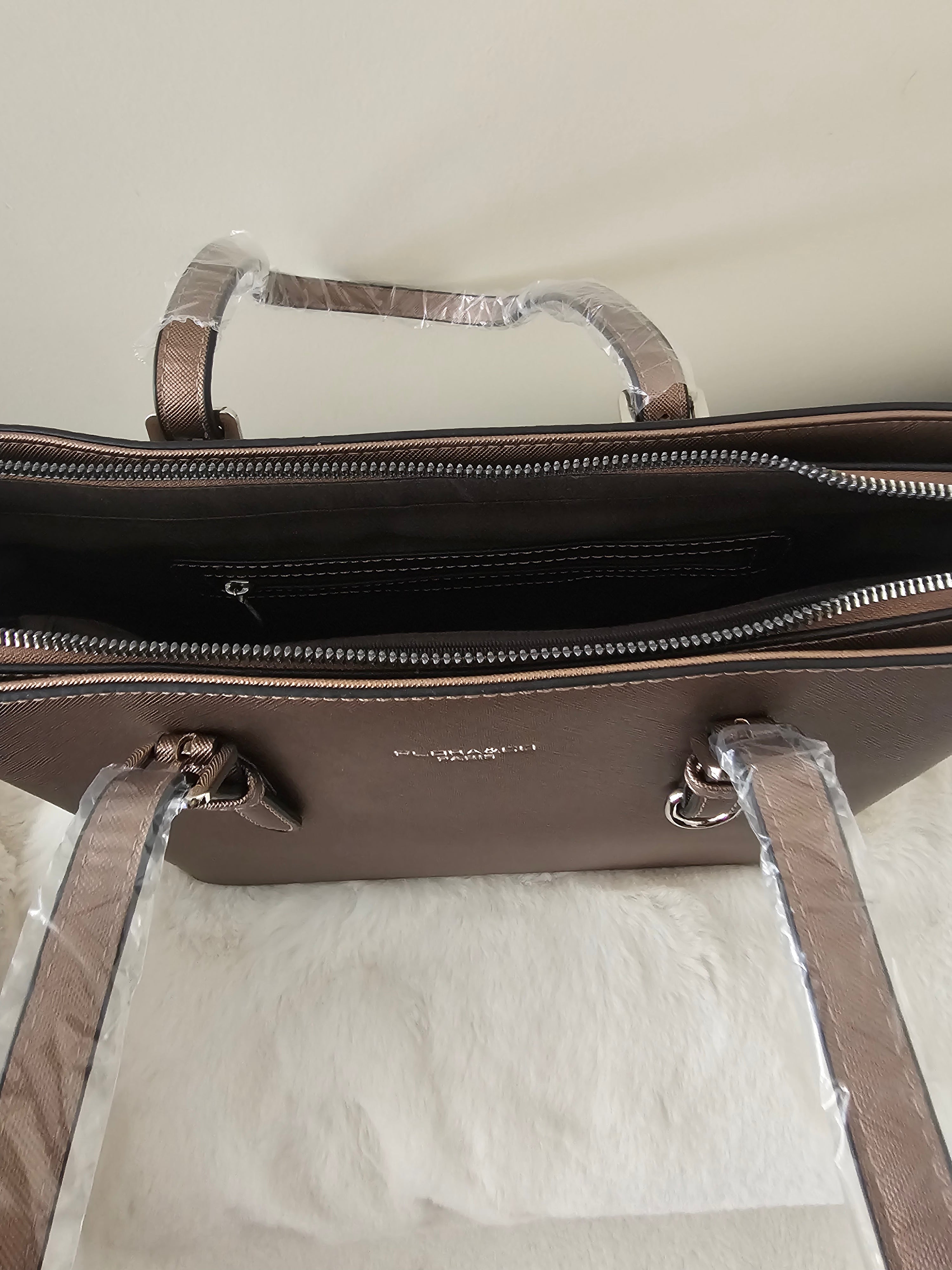 Sac épaule avec fermeture zippé hauteur 22cm longueur 34 deux poches intérieure avec fermeture